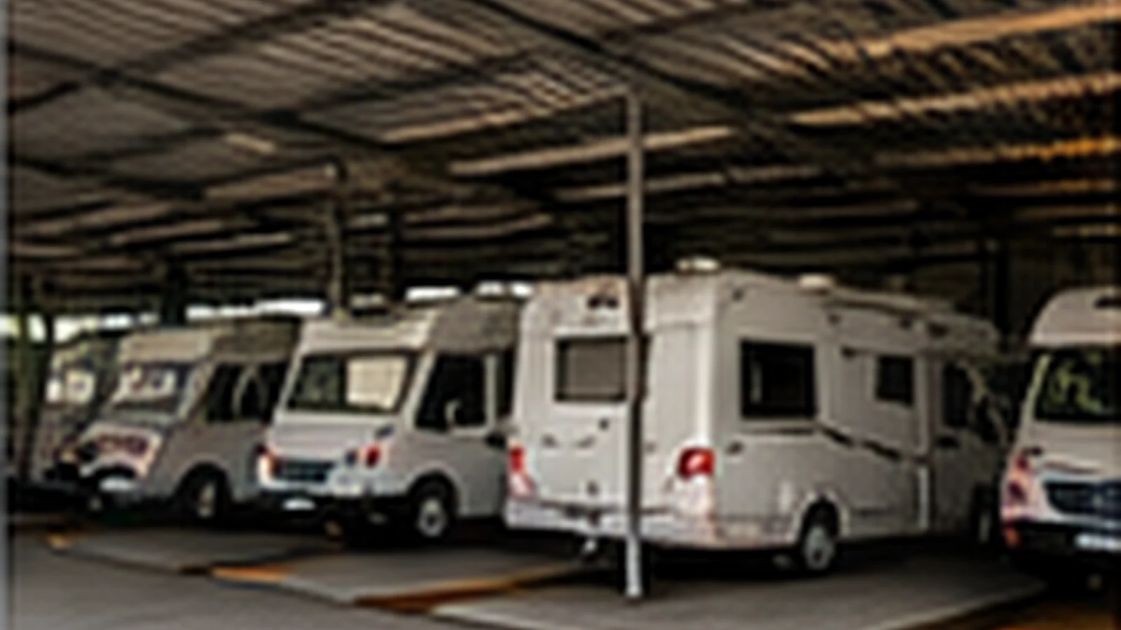 Moderne overdekte stalling voor campers en caravans